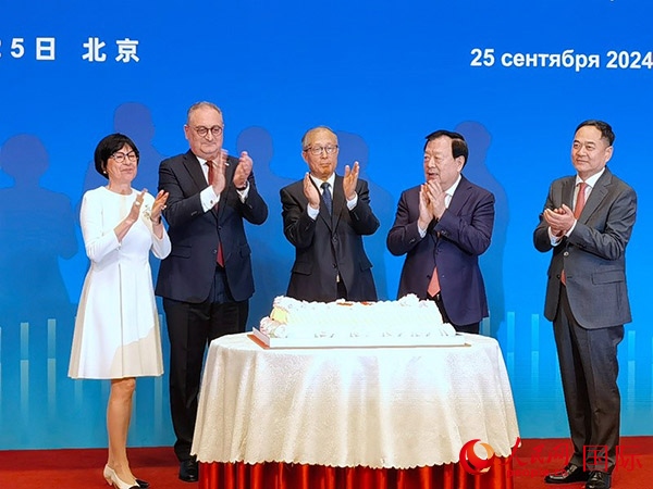 中共中央政治局委員、全國人大常委會副委員長李鴻忠（中），夏寶龍主席（右二），楊萬明會長（右一）和莫爾古洛夫大使（左二）、大使夫人莫爾古洛娃（左一）在招待會上共切蛋糕。人民網(wǎng)記者 李明琪攝