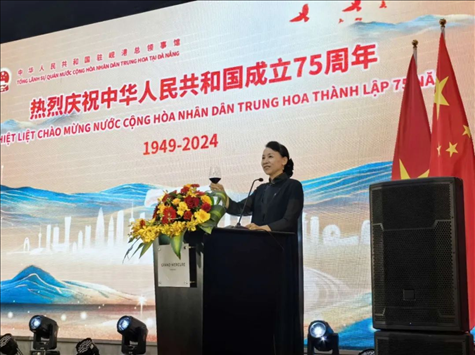 中國駐峴港總領(lǐng)事董碧幽在招待會上致辭。中國駐峴港總領(lǐng)館供圖
