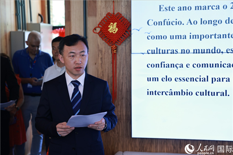 中國(guó)駐里約總領(lǐng)館副總領(lǐng)事王海濤在活動(dòng)現(xiàn)場(chǎng)致辭。人民網(wǎng)記者 陳海琪攝
