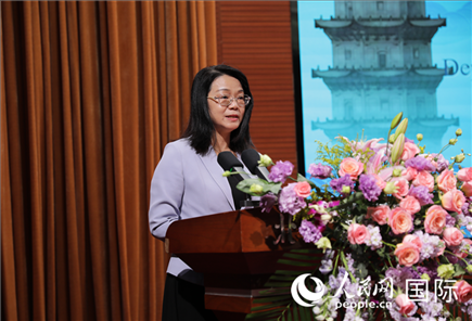 福建省人民政府外事辦公室副主任黃劭蓉在“走進(jìn)中華文明——海絲印記 世遺泉州”主題人文交流活動(dòng)中致辭。人民網(wǎng) 王婧攝