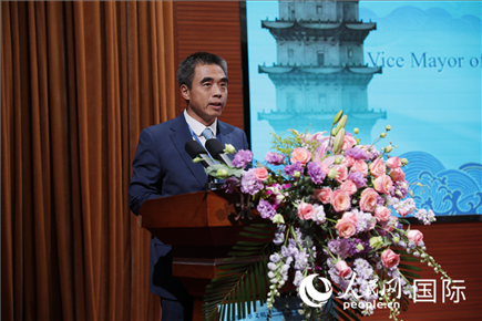泉州市人民政府副市長(zhǎng)姚飛在“走進(jìn)中華文明——海絲印記 世遺泉州”主題人文交流活動(dòng)中致辭。人民網(wǎng) 王婧攝