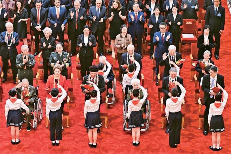 2024年9月29日，中華人民共和國國家勛章和國家榮譽稱號頒授儀式在北京人民大會堂隆重舉行。圖為少先隊員向國家勛章和國家榮譽稱號獲得者敬禮致意。 新華社記者 岳月偉/攝