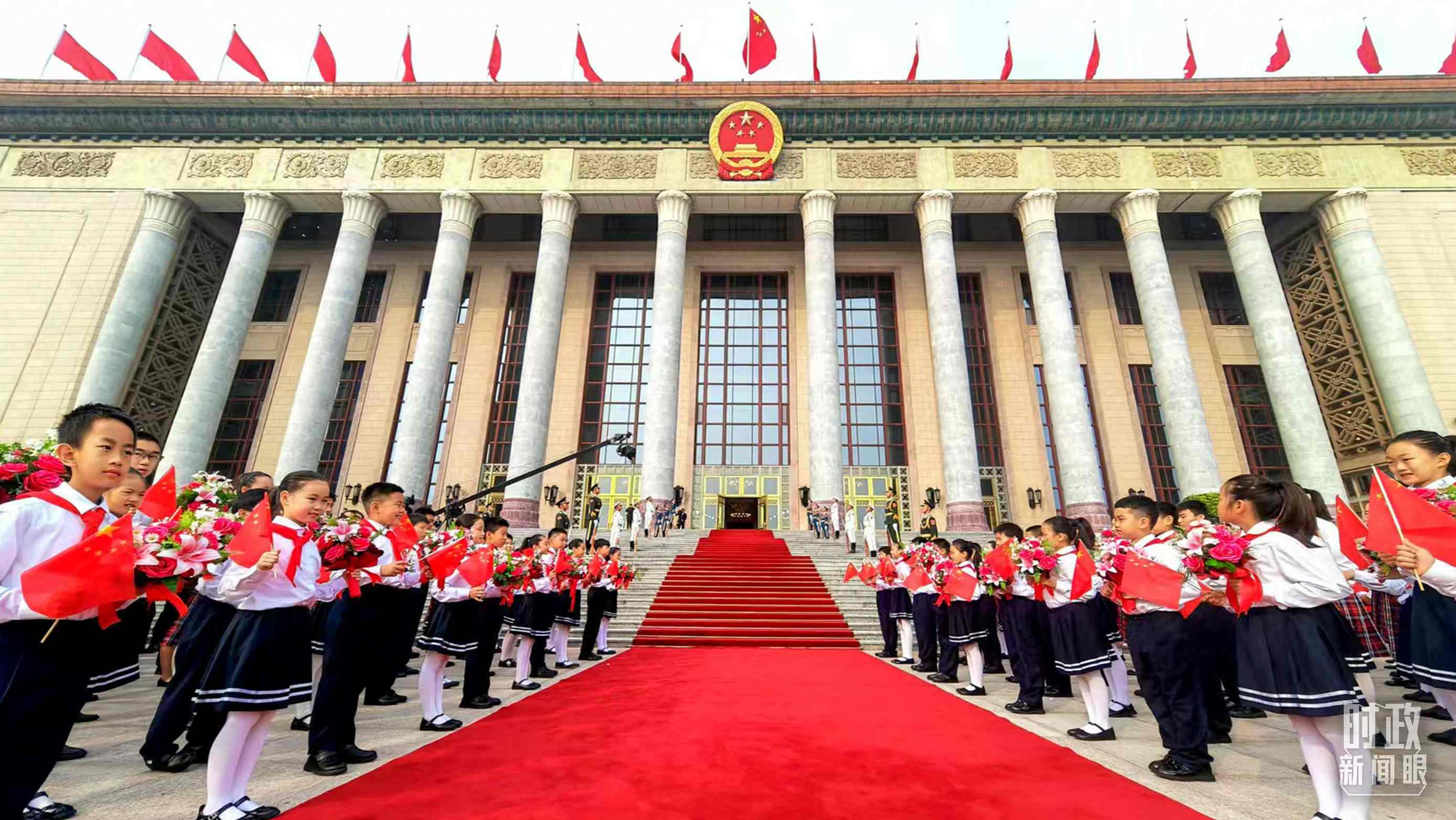 9月29日，人民大會堂外紅毯鋪就，迎接英雄模范。（總臺央視記者劉琦拍攝）