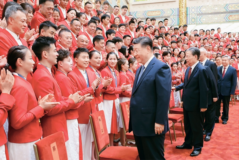 2024年8月20日，黨和國家領(lǐng)導(dǎo)人習(xí)近平、趙樂際、王滬寧、蔡奇、李希、韓正等在人民大會堂接見第33屆夏季奧林匹克運(yùn)動會中國體育代表團(tuán)全體成員。 新華社記者 鞠鵬/攝