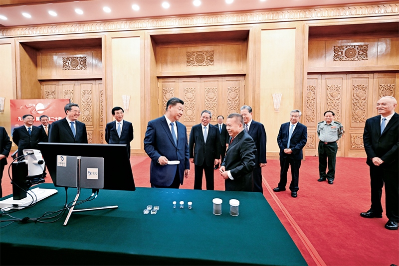 2024年9月23日，黨和國家領(lǐng)導(dǎo)人習(xí)近平、李強(qiáng)、趙樂際、王滬寧、蔡奇、丁薛祥、李希等在人民大會堂接見探月工程嫦娥六號任務(wù)參研參試人員代表并參觀月球樣品和探月工程成果展覽。這是習(xí)近平等參觀月球樣品和探月工程成果展覽。 新華社記者 謝環(huán)馳/攝