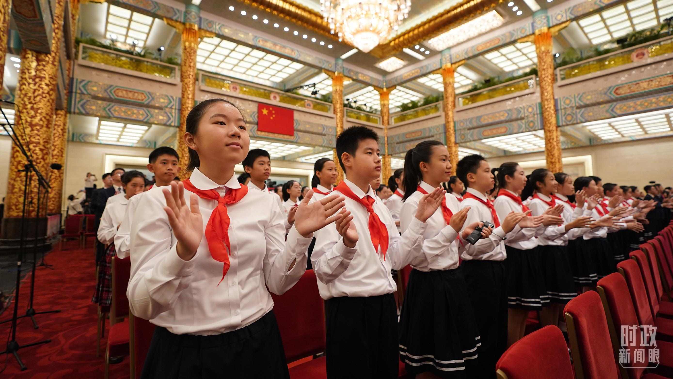 頒授儀式現(xiàn)場的少先隊(duì)員。（總臺記者李晉拍攝）