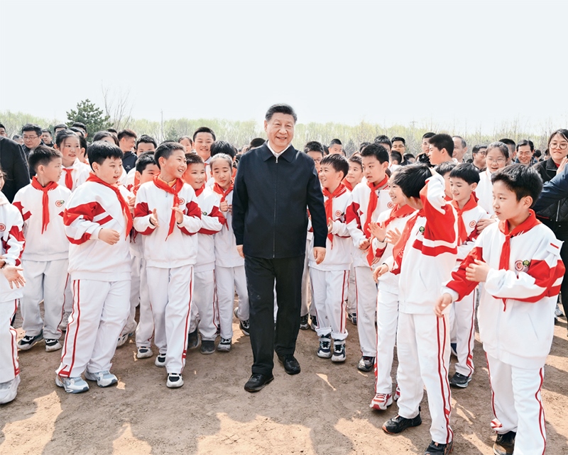 2024年4月3日，黨和國家領(lǐng)導(dǎo)人習(xí)近平、李強(qiáng)、趙樂際、王滬寧、蔡奇、丁薛祥、李希、韓正等來到北京市通州區(qū)潞城鎮(zhèn)參加首都義務(wù)植樹活動。這是習(xí)近平同少先隊(duì)員在一起。 新華社記者 李學(xué)仁/攝