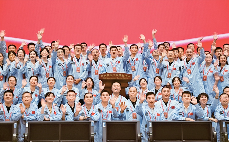 嫦娥六號完成了人類歷史上首次月球背面采樣，突破了多項關(guān)鍵技術(shù)，是我國建設(shè)航天強國、科技強國取得的又一標(biāo)志性成果，是我國探月工程的重要里程碑。圖為2024年6月25日，嫦娥六號任務(wù)圓滿成功后，工作人員在北京航天飛行控制中心合影。 新華社記者 金良快/攝