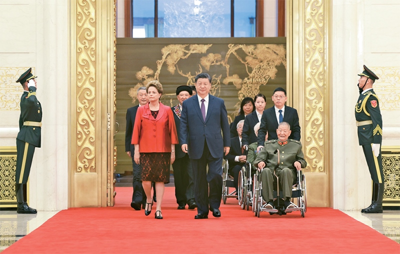 2024年9月29日，中華人民共和國國家勛章和國家榮譽(yù)稱號頒授儀式在北京人民大會堂金色大廳隆重舉行。中共中央總書記、國家主席、中央軍委主席習(xí)近平同國家勛章和國家榮譽(yù)稱號獲得者一同步入會場。 新華社記者 王曄/攝
