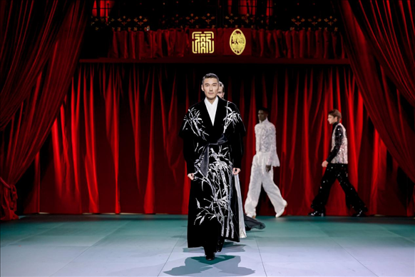 9月28日，模特在法國巴黎舉行的“2024巴黎·恭王府服飾秀”上展示服裝（主辦方供圖）