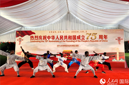 肯尼亞青年表演中國武術(shù)。人民網(wǎng)記者 黃煒鑫攝
