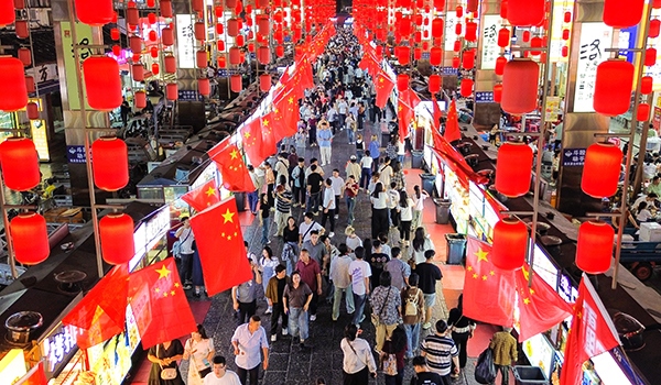 國(guó)慶臨近，河南省洛陽(yáng)市老城歷史文化街區(qū)裝扮一新，國(guó)旗招展，處處洋溢著濃厚的國(guó)慶節(jié)日氛圍。來(lái)源：人民圖片網(wǎng)