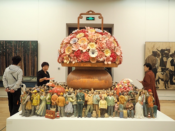 2024年9月28日，觀眾在中國(guó)美術(shù)館參觀“慶祝中華人民共和國(guó)成立75周年——第十四屆全國(guó)美術(shù)作品展覽進(jìn)京作品展”。杜建坡攝。來(lái)源：人民圖片網(wǎng)
