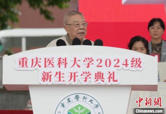 圖為陳宏礎教授為新生帶來“開學第一課”。中新網記者 周毅 攝