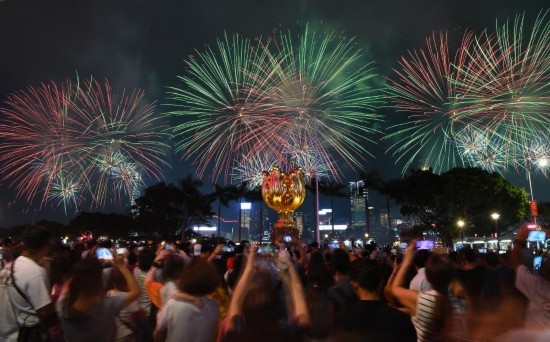 10月1日晚，香港國慶煙花匯演在維多利亞港舉行，慶祝中華人民共和國成立75周年。新華社記者 陳鐸 攝