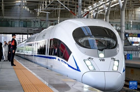 10月1日，由銀川開往惠農(nóng)的C8218次列車從銀川站駛出。