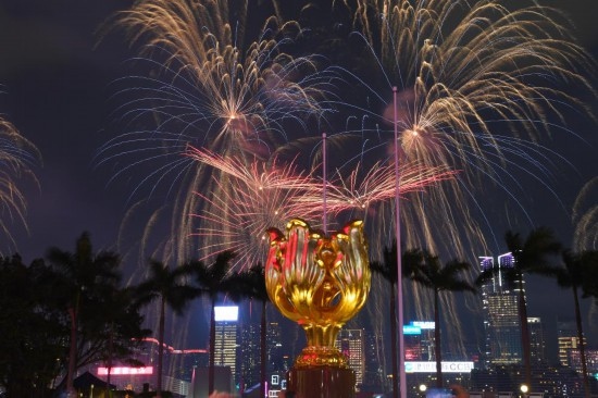 10月1日晚，香港國慶煙花匯演在維多利亞港舉行，慶祝中華人民共和國成立75周年。新華社記者 陳鐸 攝