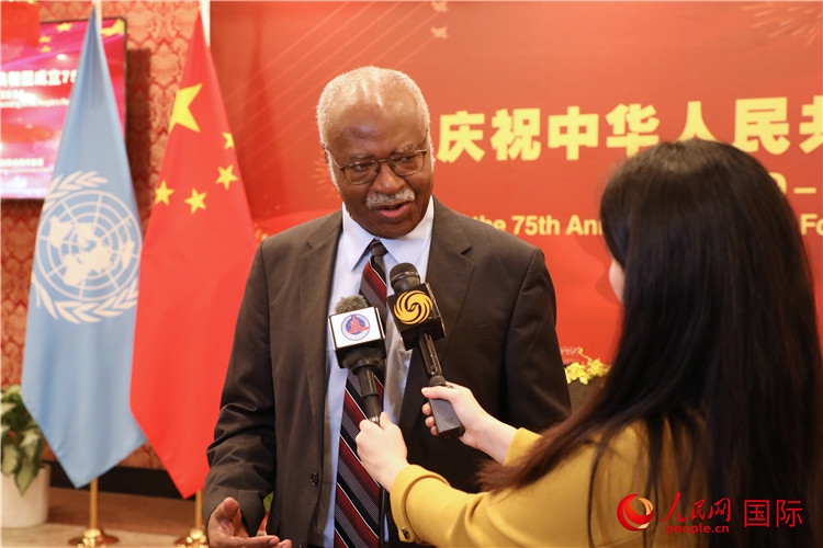 聯(lián)大主席菲勒蒙在招待會現(xiàn)場接受媒體采訪，他向中國政府和人民致以節(jié)日祝賀，表示中國的發(fā)展成就令人驚嘆。人民網(wǎng)記者 李志偉攝