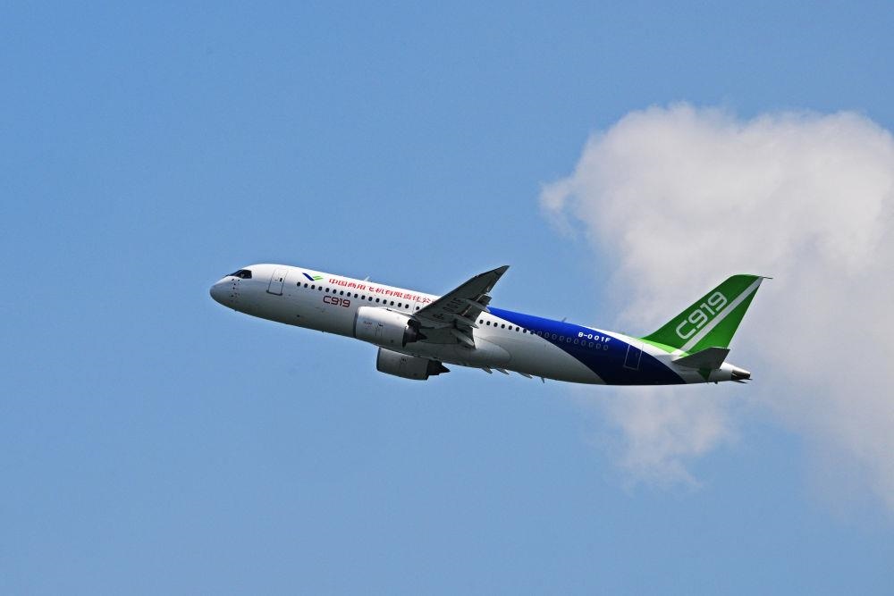 2024年2月18日，中國(guó)國(guó)產(chǎn)大型客機(jī)C919在新加坡航展開(kāi)幕前進(jìn)行預(yù)演飛行。