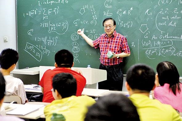 姚期智為清華大學(xué)學(xué)生授課。