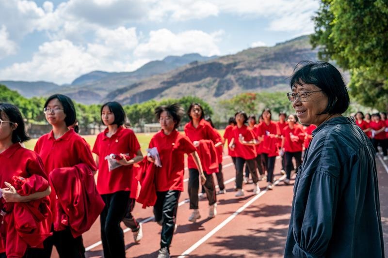 2024年6月7日，高考第一天，云南麗江華坪女高校長(zhǎng)張桂梅組織走出考場(chǎng)的學(xué)生準(zhǔn)備返回學(xué)校。
