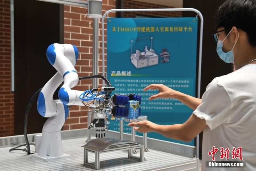  資料圖：高校為學(xué)生打造先進(jìn)科研平臺。中新社記者 陳楚紅 攝