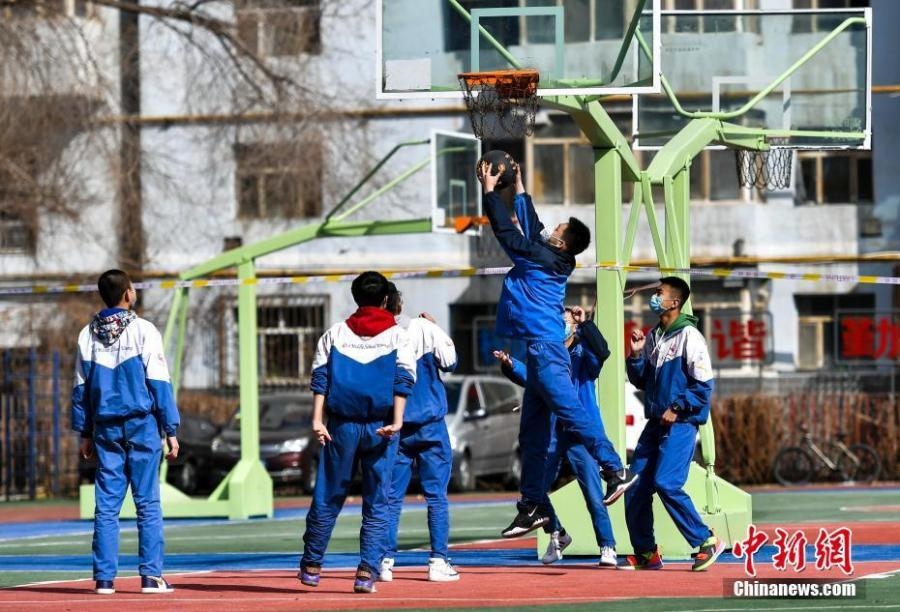 資料圖：初中生在課間休息時(shí)打籃球。中新社記者 劉新 攝