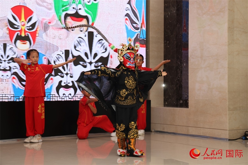 迪拜中國學(xué)校學(xué)生表演變臉。人民網(wǎng)記者任皓宇攝
