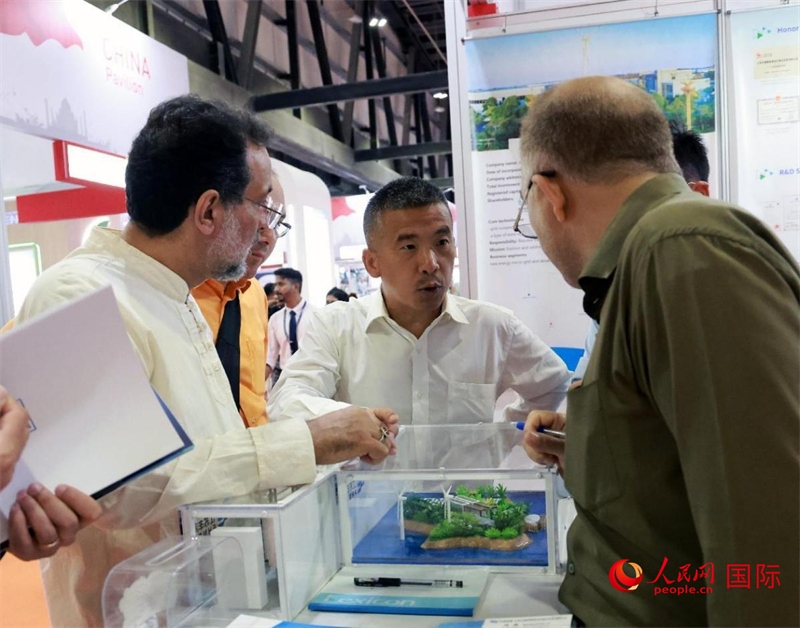 中企推出的綠色能源海水淡化系統(tǒng)吸引了參展商關(guān)注。人民網(wǎng)記者管克江攝