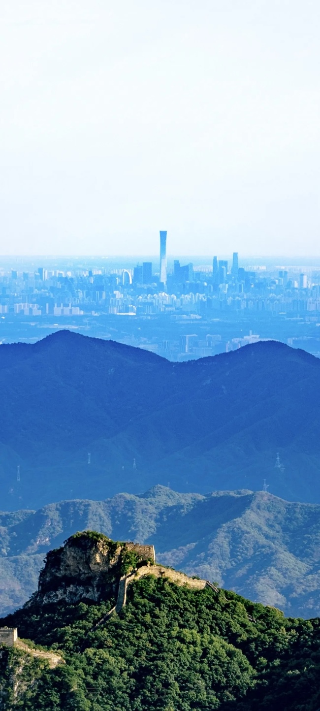 從長城上遠(yuǎn)眺，北京中央商務(wù)區(qū)清晰可見。（攝影：魯夢(mèng)晗 王佰龍）