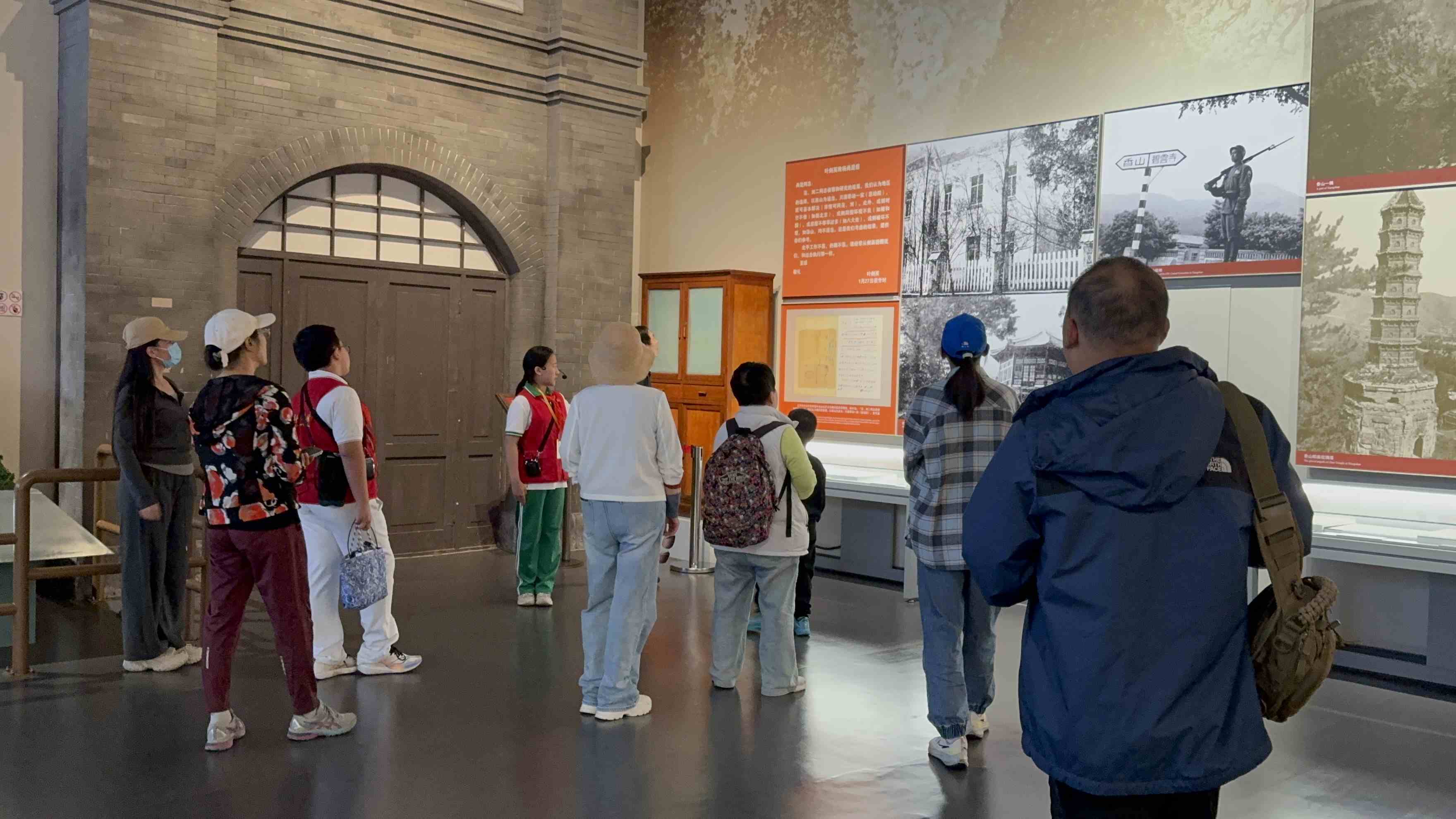 10月4日，北京香山革命紀念館內(nèi)，一名“紅領巾志愿者”正在為參觀者講解。人民網(wǎng)記者 劉微攝