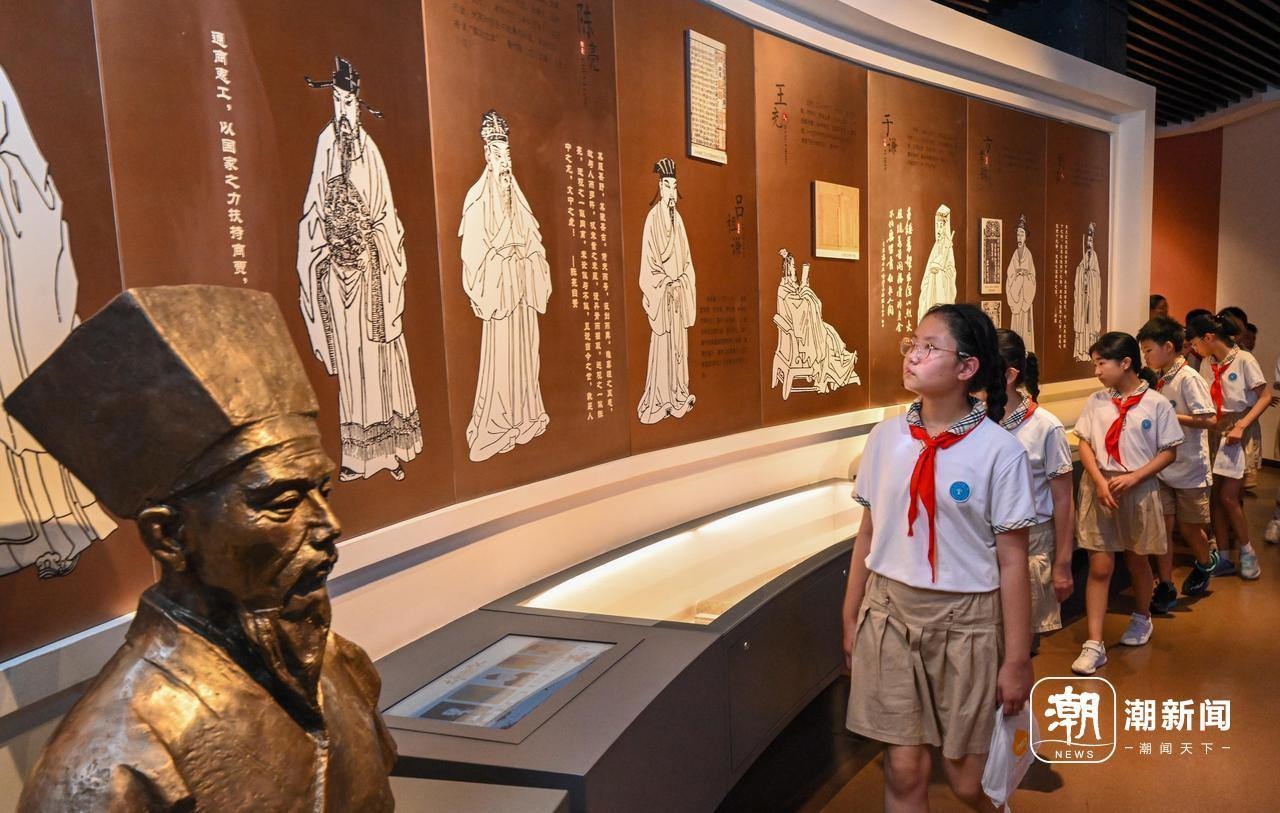 來自杭州市政苑小學(xué)的學(xué)生走進(jìn)浙江省檔案館“大寫浙江人”展廳，近距離“觸摸”歷史、走進(jìn)榜樣、聆聽故事，激發(fā)愛黨愛國愛家熱情。記者 董旭明 攝