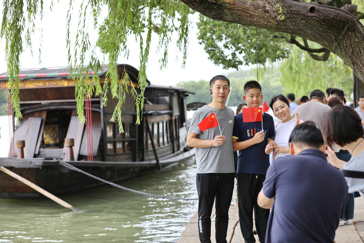 10月1日，市民在浙江省嘉興市南湖景區(qū)參加游園活動。新華社發(fā) 金鵬 攝