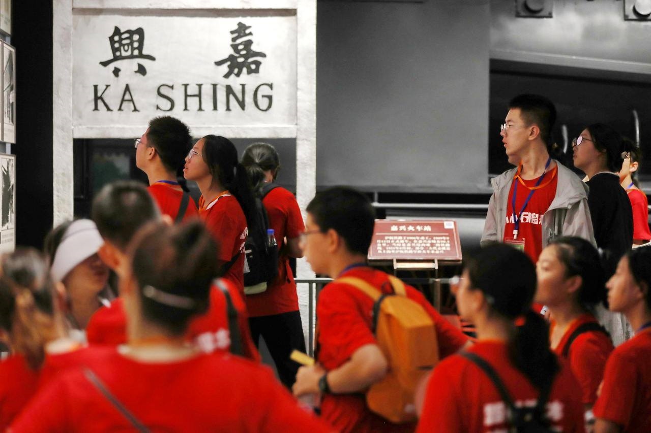 青少年參觀嘉興市南湖革命紀(jì)念館。拍友 金鵬 攝