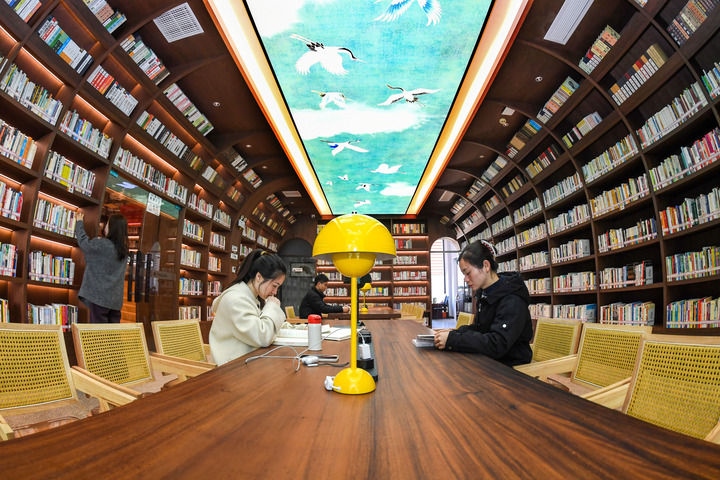 2024年1月4日，讀者在江西省宜春市袁州區(qū)珠泉街道獅子山公園城市書房內(nèi)閱讀、學(xué)習(xí)。新華社發(fā)（周亮 攝）