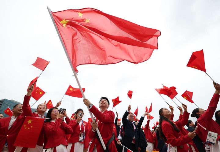 2024年7月26日，在法國巴黎舉行的第33屆夏季奧林匹克運(yùn)動會開幕式正式開始前，中國體育代表團(tuán)旗手揮舞國旗。新華社記者 曹燦 攝