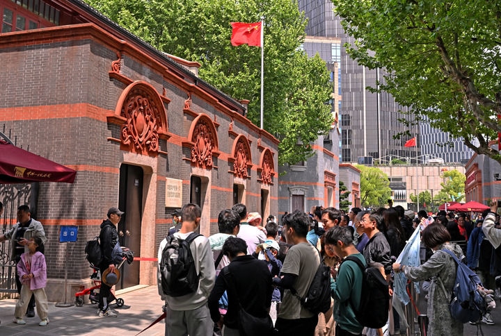 2024年5月3日，游客在位于上海的中共一大會址前參觀。新華社記者 劉穎 攝