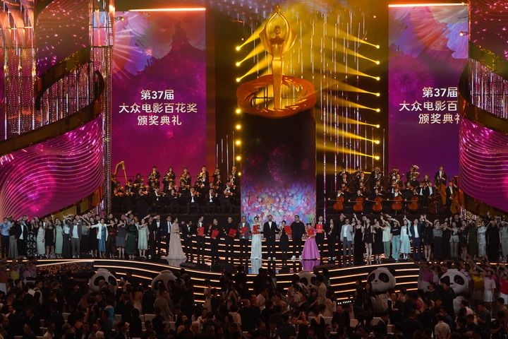 2024年8月4日，在四川成都，第37屆大眾電影百花獎獲獎?wù)吆痛蟊娫u審在舞臺上合影。新華社記者 唐文豪 攝
