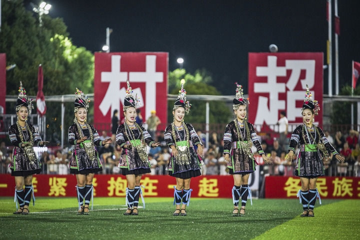 2024年9月28日，榕江縣侗族大歌隊(duì)的演員們在“村超”足球場上表演。當(dāng)日，“發(fā)現(xiàn)中國之美·相約貴州村超”國際友誼賽在貴州省黔東南苗族侗族自治州榕江縣的“村超”足球場舉行。新華社記者 陶亮 攝