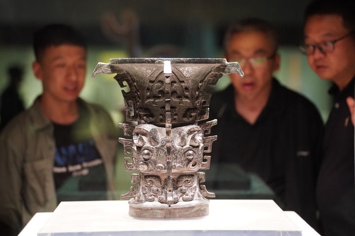2024年5月9日，游客在陜西寶雞青銅器博物院內(nèi)參觀西周文物何尊。新華社記者 邵瑞 攝