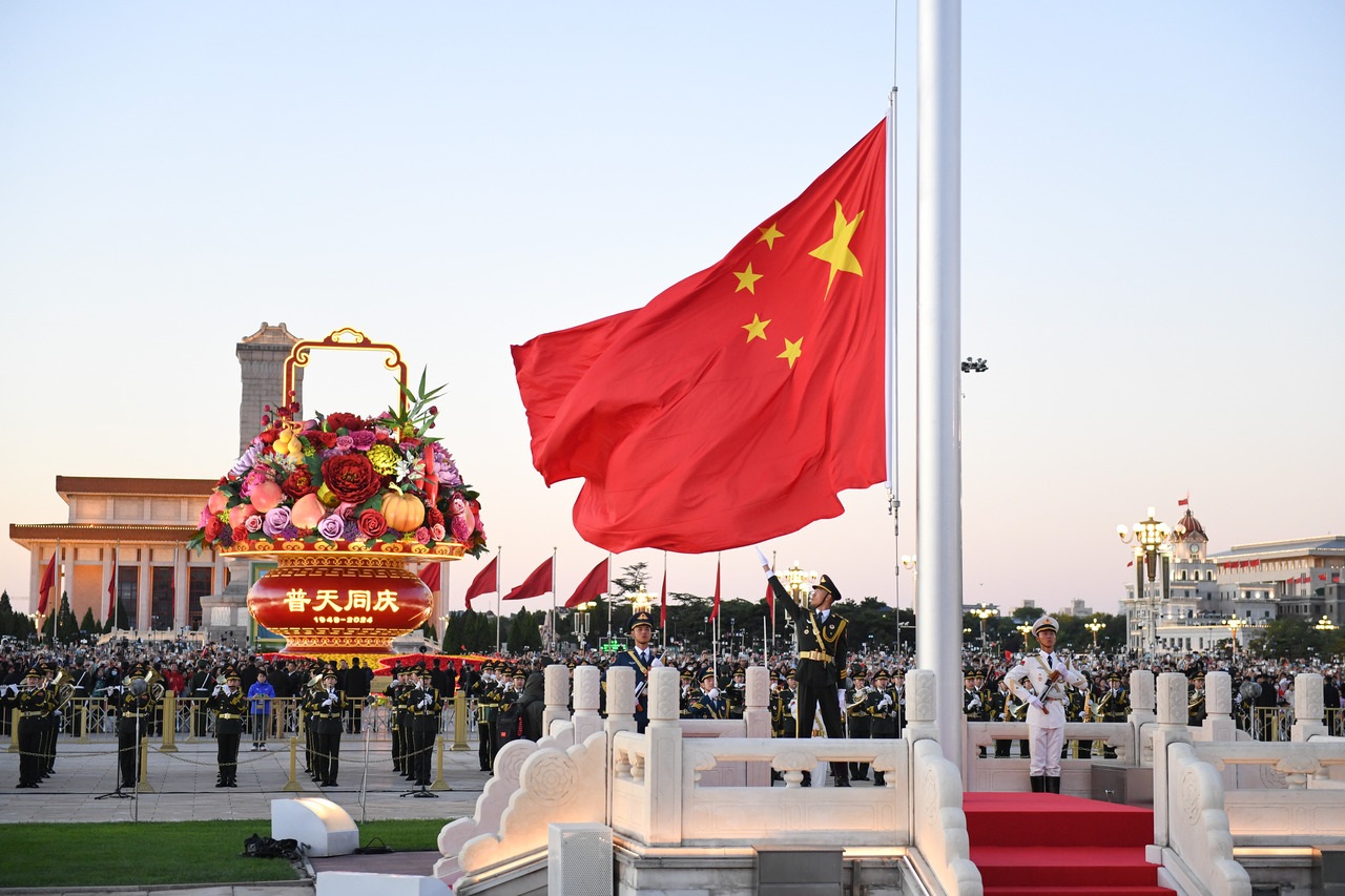 10月1日清晨，隆重的升國旗儀式在北京天安門廣場舉行，慶祝中華人民共和國成立75周年。新華社記者 陳鐘昊 攝