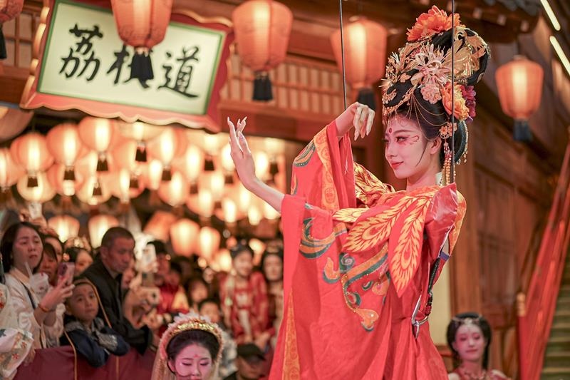 △2024年10月2日，陜西省西安市長(zhǎng)安十二時(shí)辰主題街區(qū)的“唐潮”系列沉浸式表演。