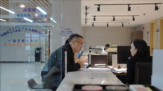 浙江省臺州市辦事群眾在政務服務中心咨詢業(yè)務辦理相關問題。圖片來源：人民網浙江頻道