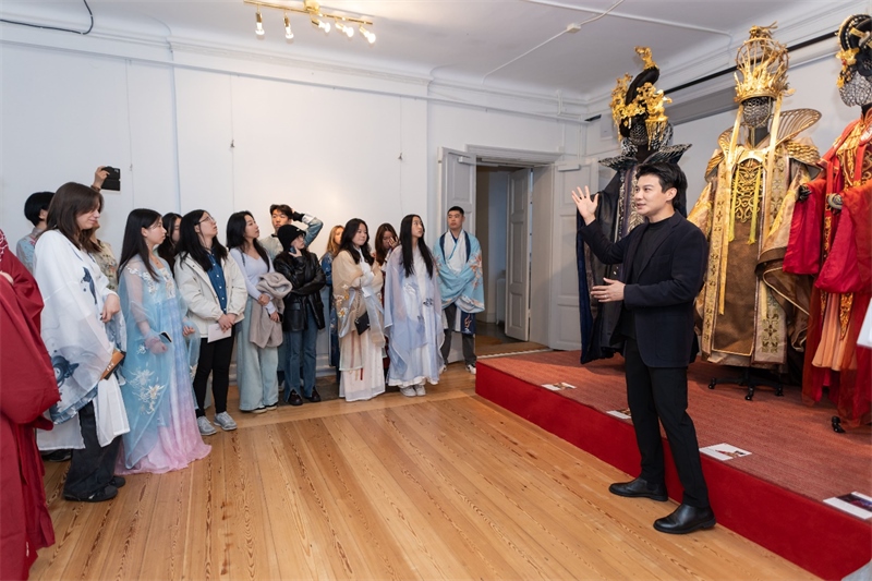 中國歌劇舞劇院首席服裝設(shè)計師陽東霖導(dǎo)覽現(xiàn)場。 斯德哥爾摩中國文化中心供圖