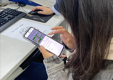 趙女士用手機(jī)掃碼預(yù)約幫辦服務(wù)。圖片來源：微信公眾號“上海市普陀區(qū)政務(wù)服務(wù)中心”