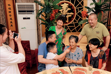 2019年9月13日，浙江南潯久安老年城餐廳， 84歲的沈?qū)W安老人（前右二）和前來看望她的親人歡聚