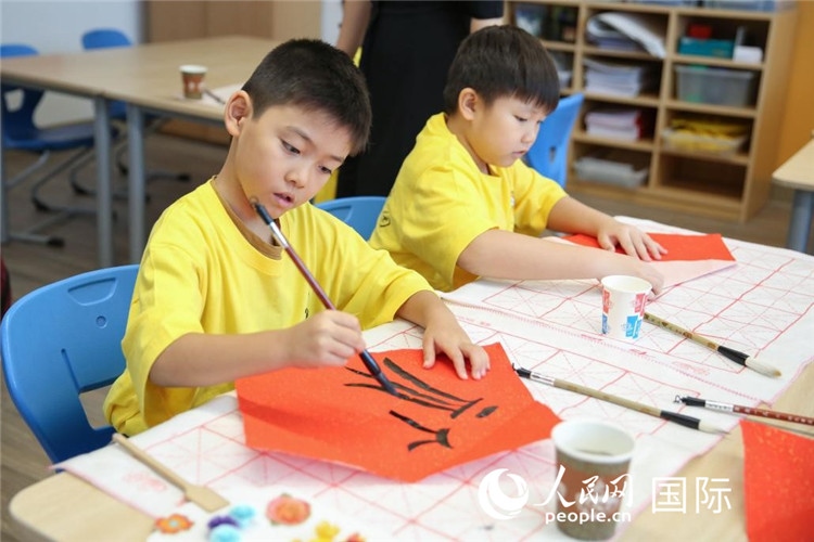 書法課。人民網(wǎng)中東中心分社塔里克·易卜拉欣攝