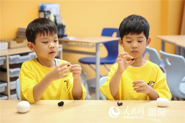 做手工。人民網(wǎng)中東中心分社塔里克·易卜拉欣攝