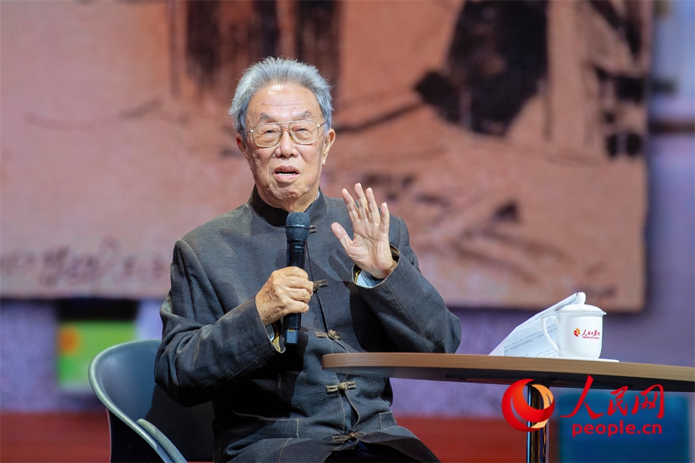 王蒙以《與時(shí)代同行 與人民同心》為題演講。人民網(wǎng)記者 翁奇羽攝