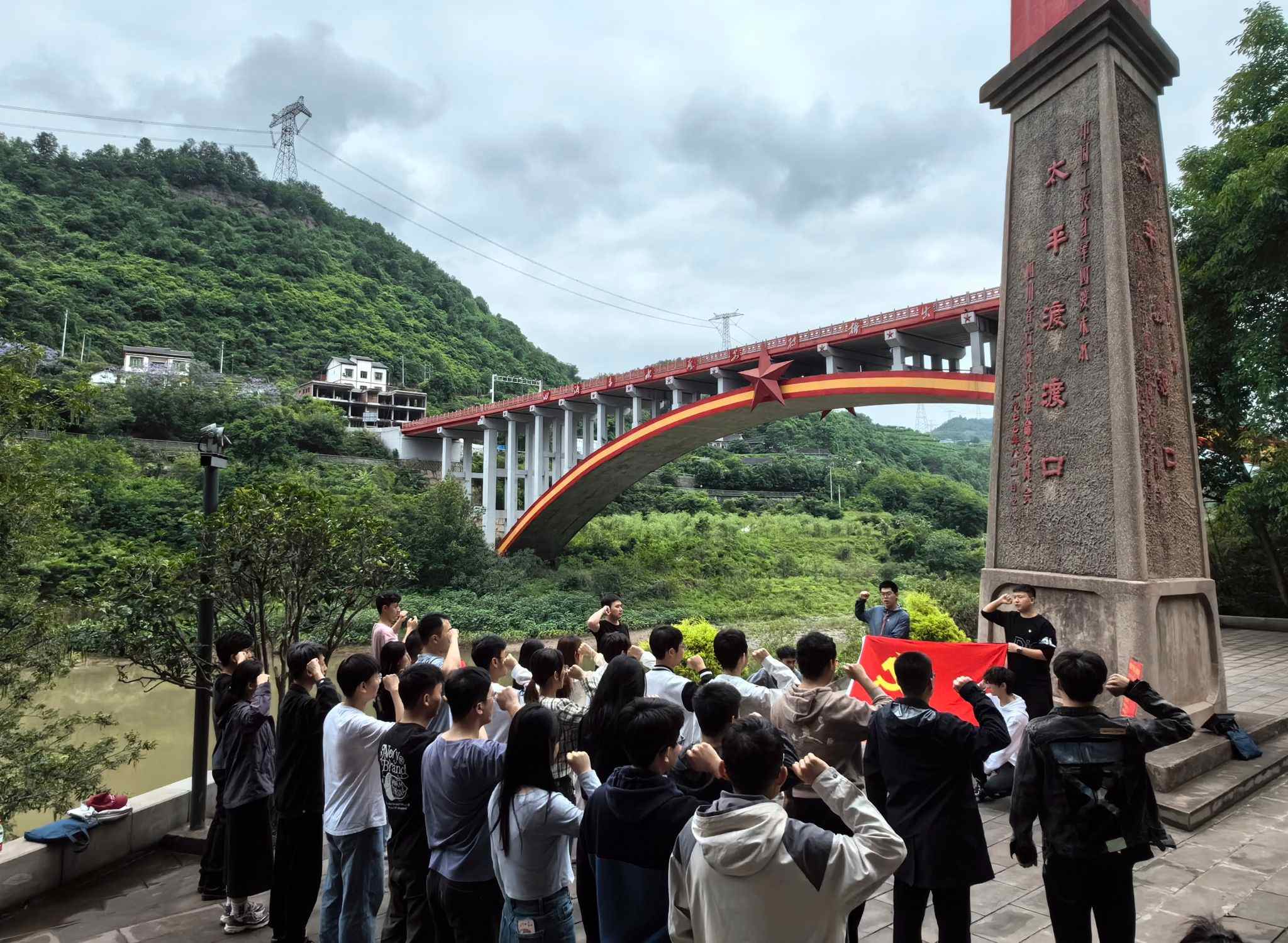 師生重溫入黨誓詞。校方供圖